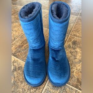 NEW!!! UGG Classic Short II Croc Velvet Pull On Boots- Blue, Women’s Size 5
